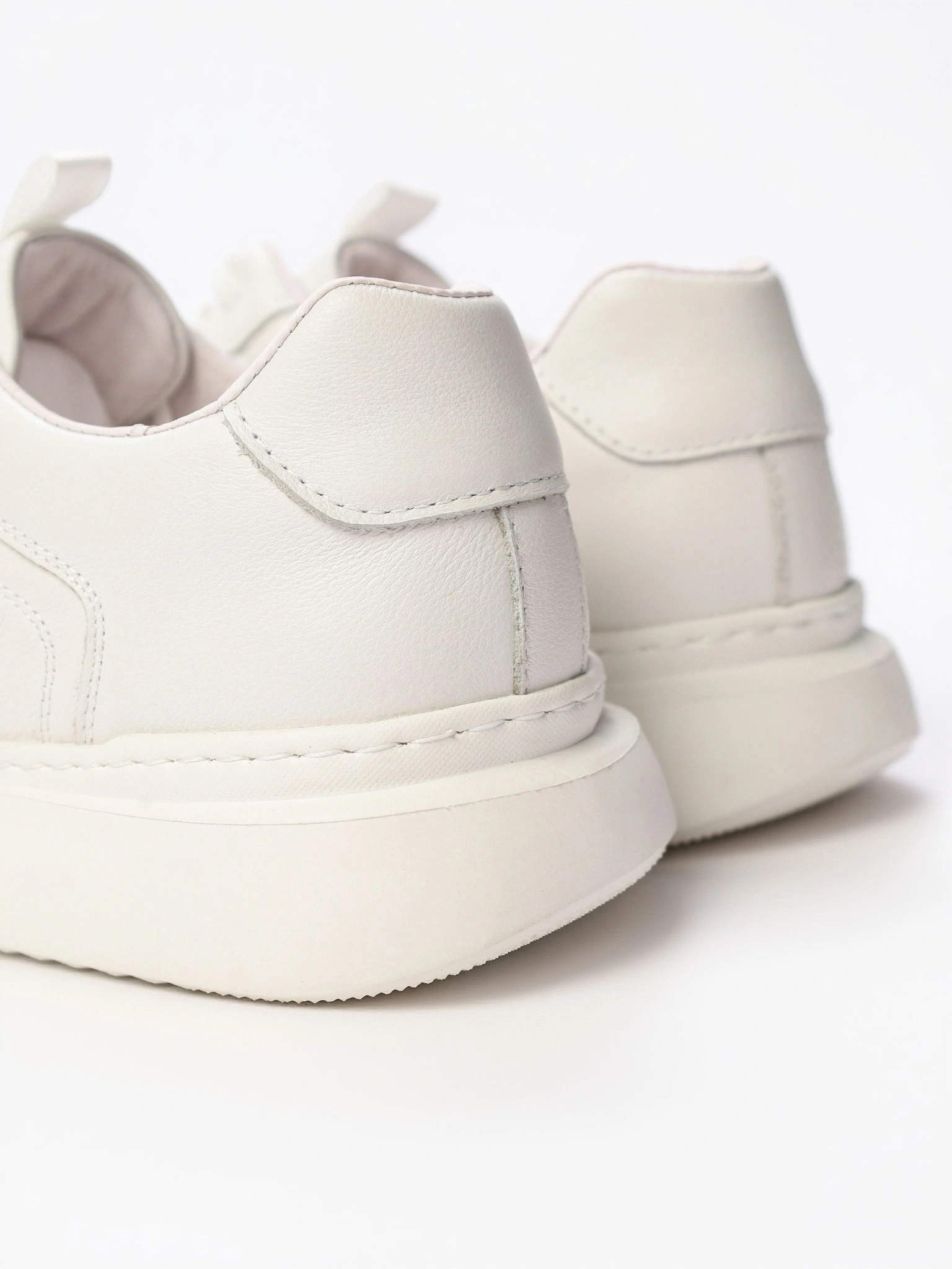 Кроссовки белого цвета из зернистой кожи на средней подошве